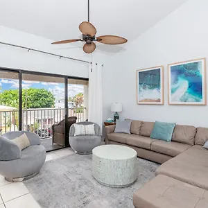  Apartment Coastal Amazing Location! 50 Steps To The
